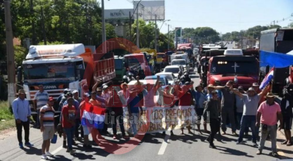 Camioneros advierten que cerrarán rutas desde esta tarde si se aprueba préstamo