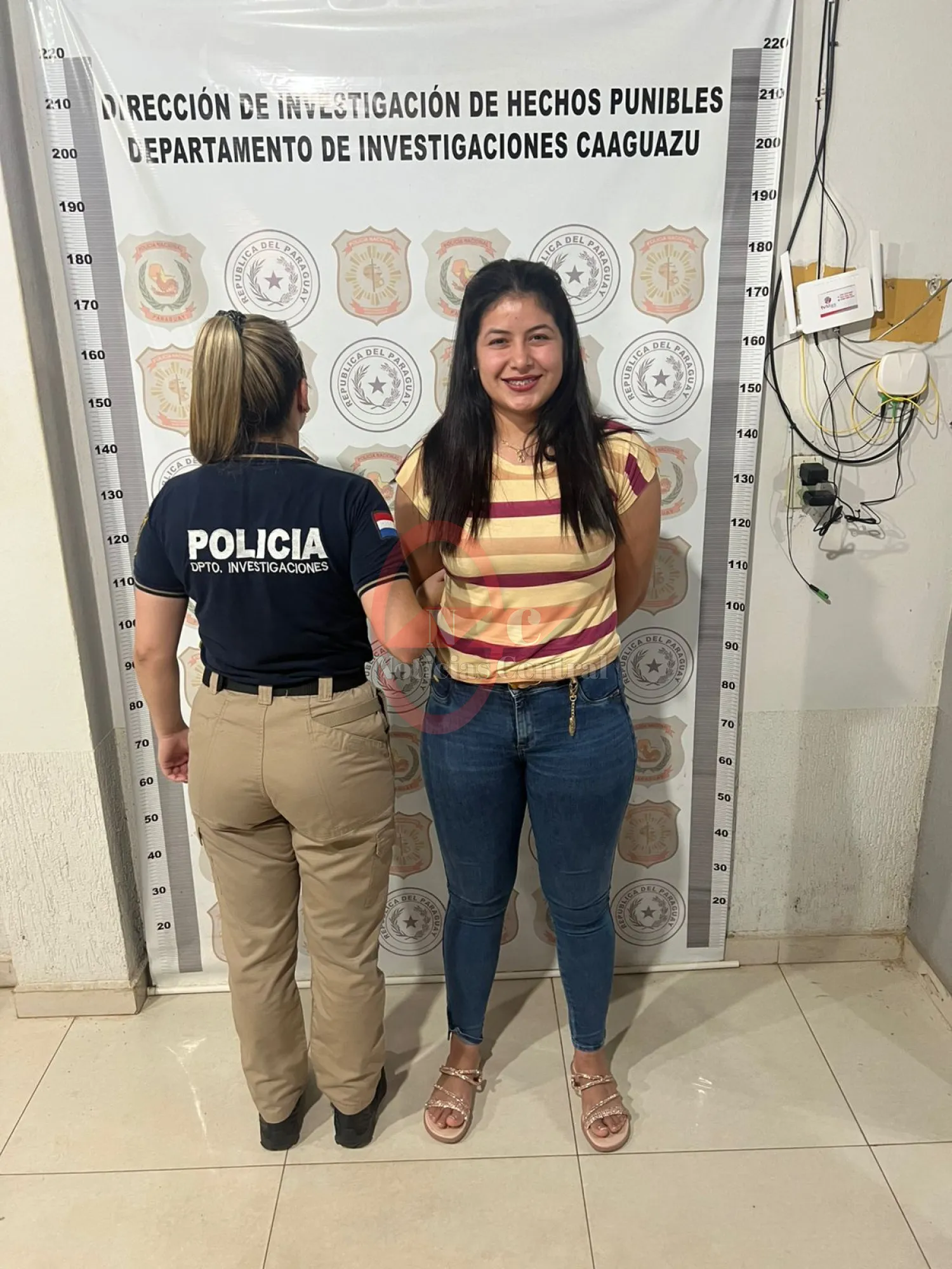 Mujer detenida por supuesta estafa contra un policía… y posa como si fuera foto de graduación