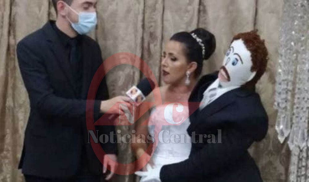Se casó con un muñeco de trapo y dijo que tuvo un hijo de él