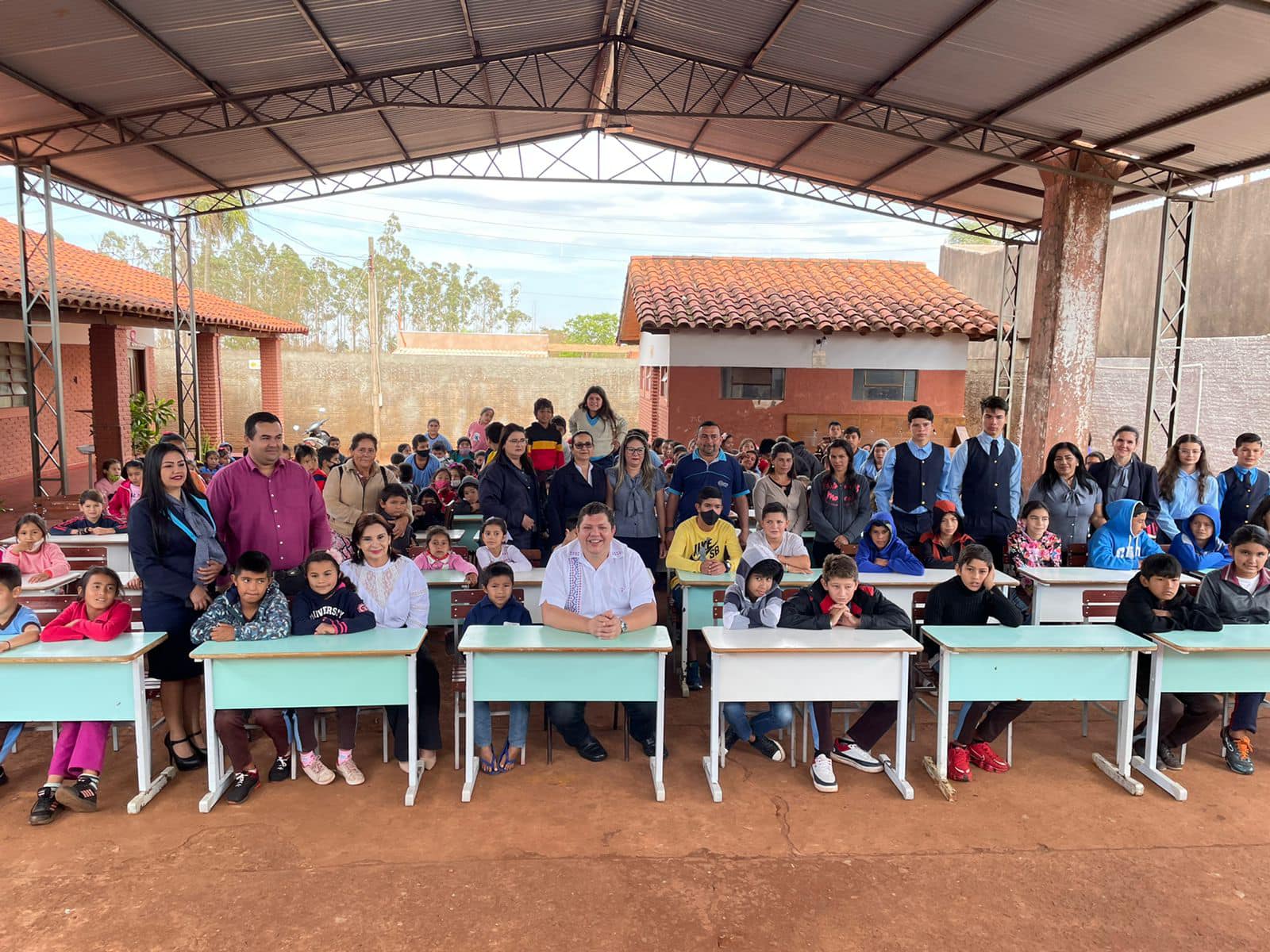 Diputado Juancho Acosta donó mesas a escuela de PJC para beneficio de alumnos