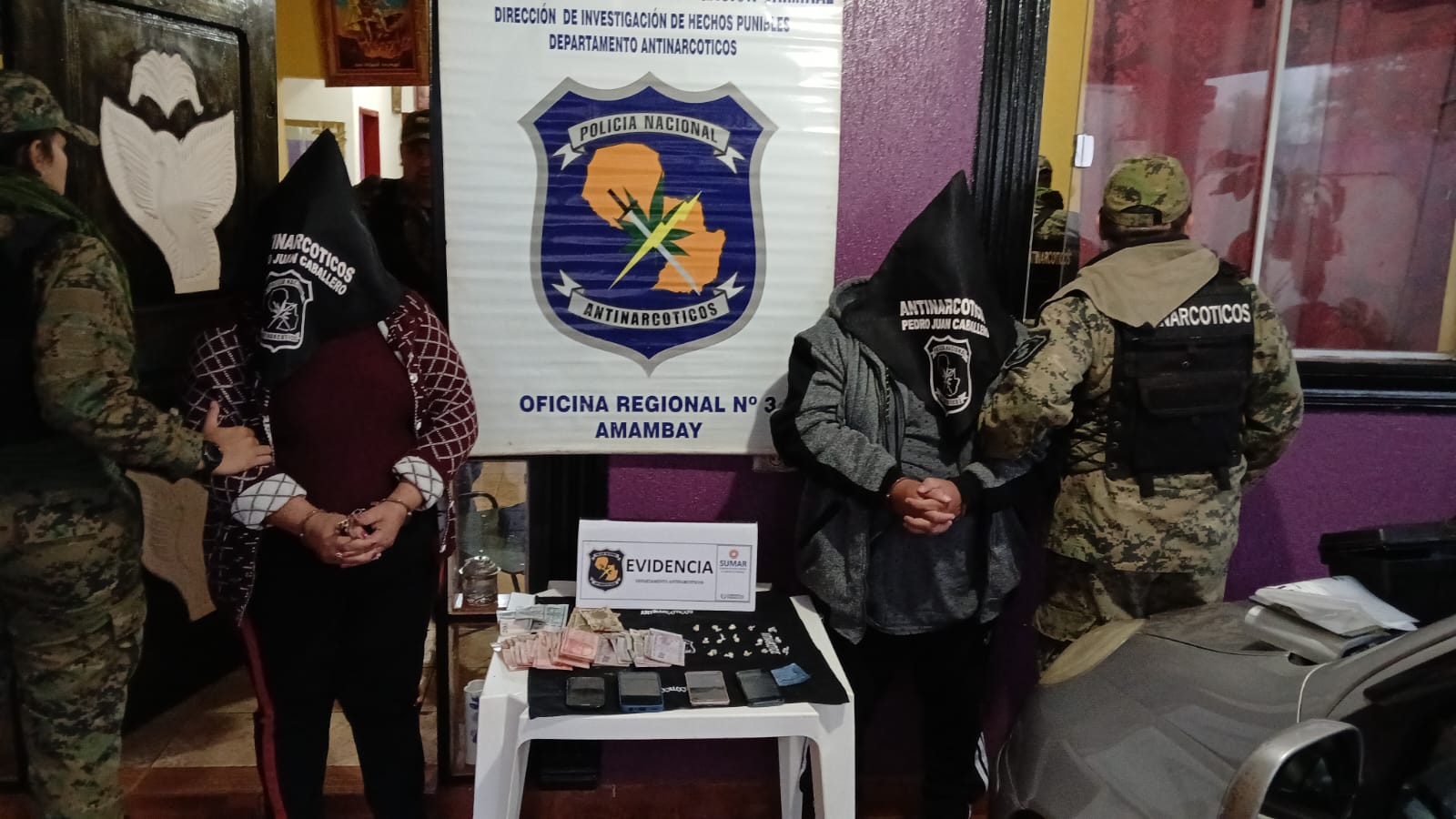 Antinarcóticos detiene a dos personas por microtráfico a media cuadra de una escuela