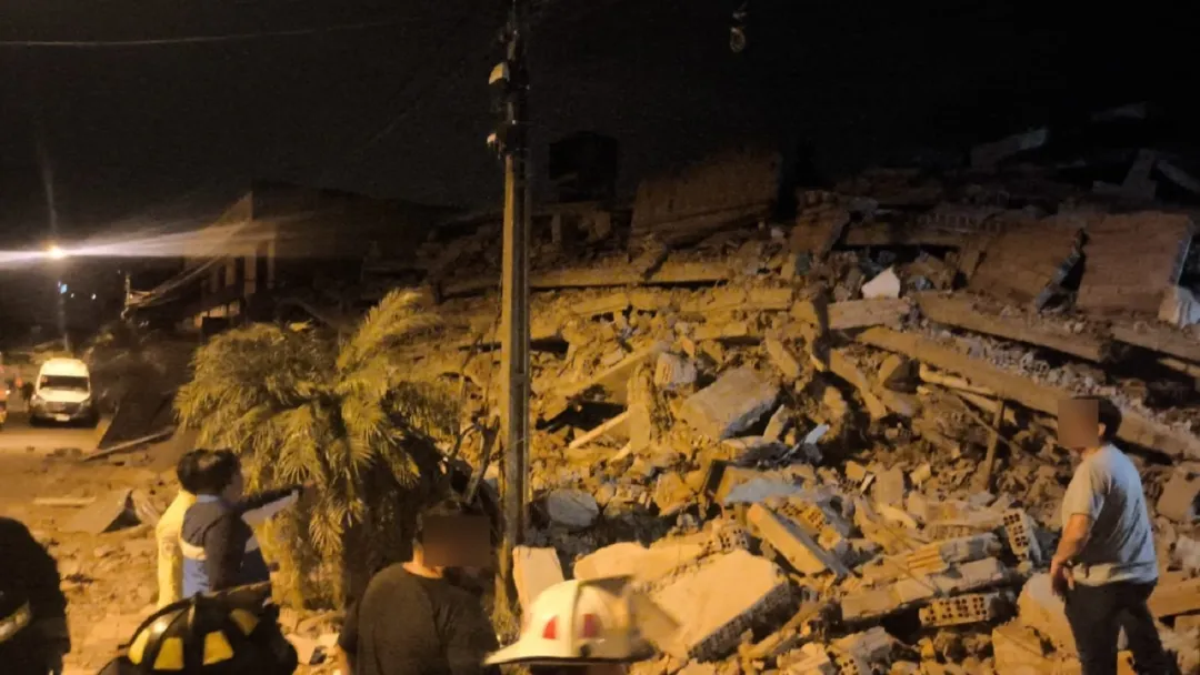 Bomberos trabajan para extraer cuerpo de una persona tras derrumbe en Encarnación