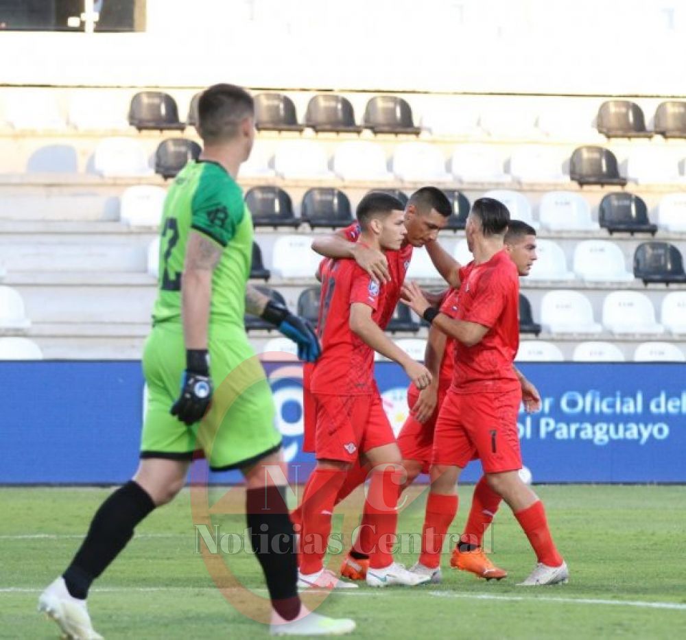 Libertad se quedó con el clásico blanco y negro