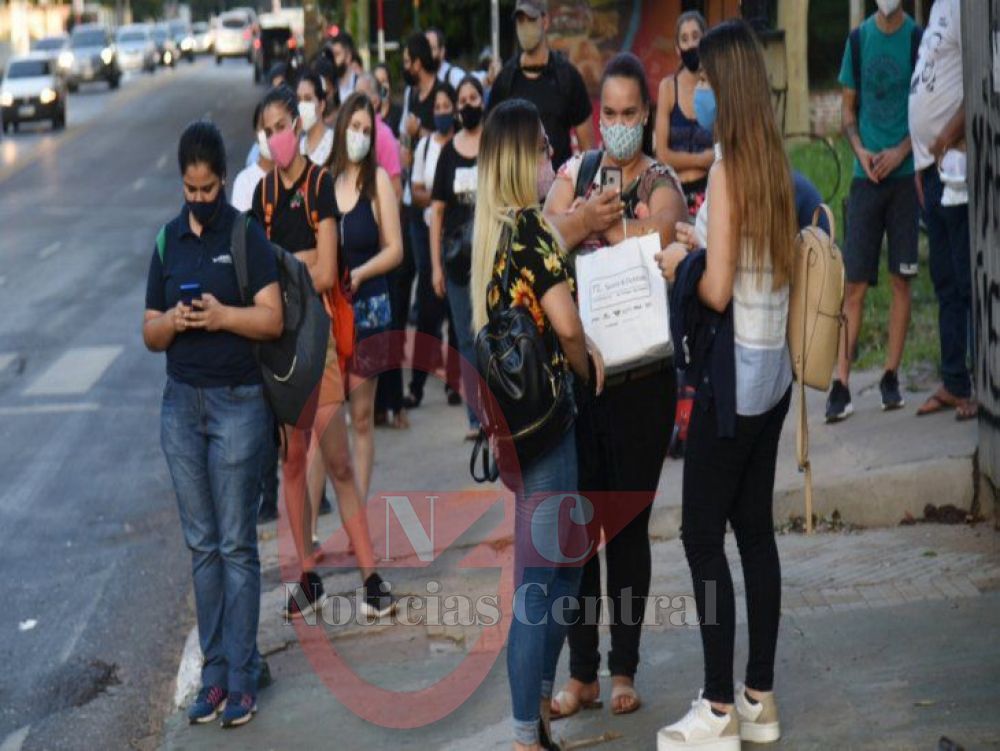 Gobierno flexibiliza restricciones en peor momento de la pandemia