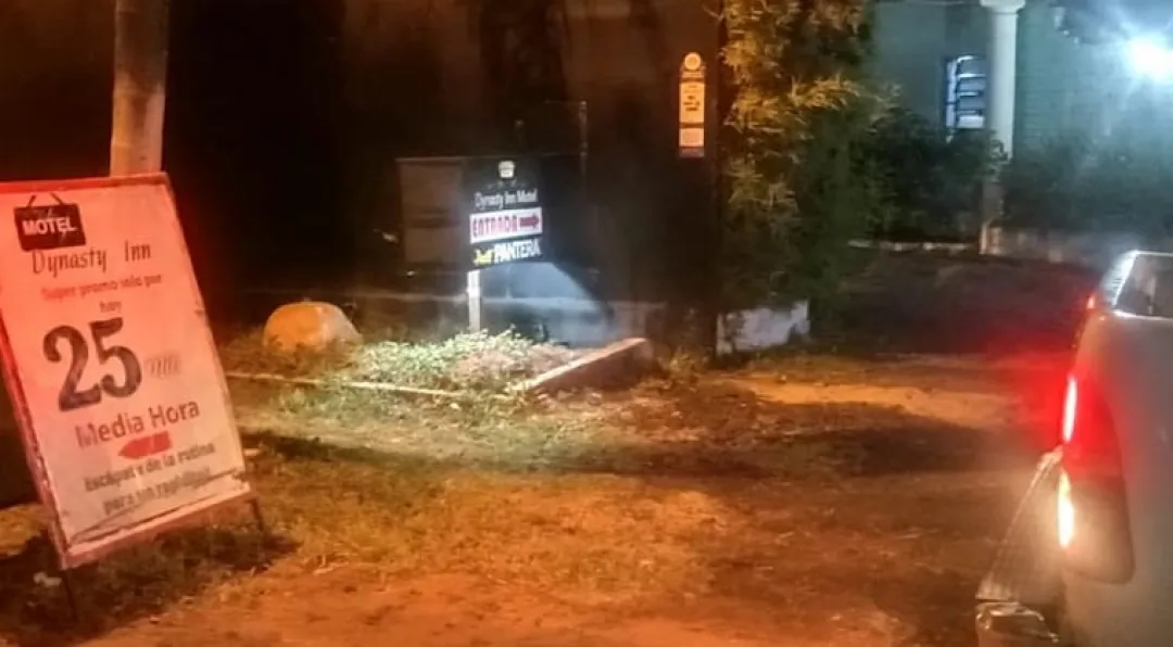 Pareja abandona motel y deja un feto en el baño: ahora los buscan