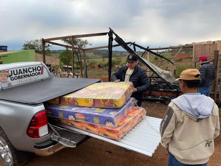 Diputado Juancho Acosta ayuda a família que perdió su casa tras incendio