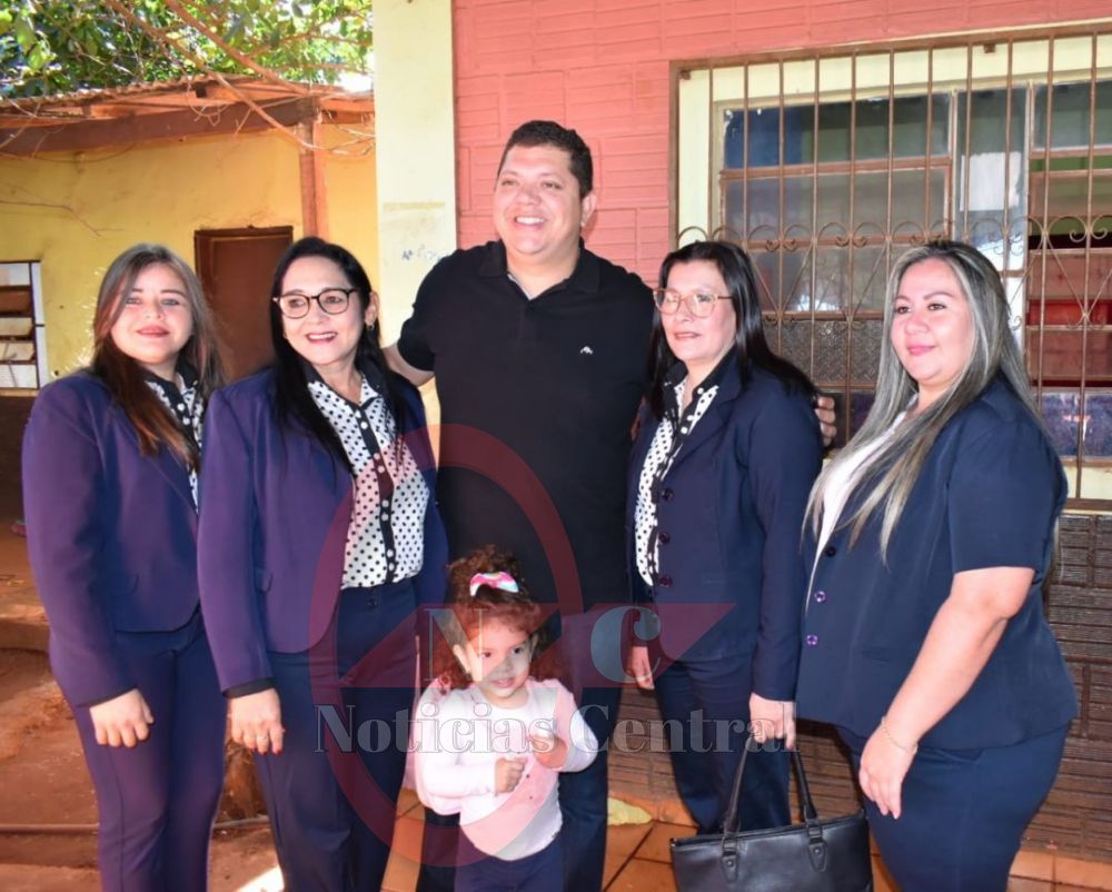 Juancho Acosta entregó 25 notebooks a escuelas de PJC