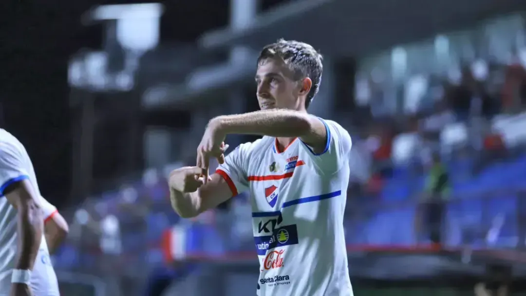 Nacional derrotó al 2 de Mayo y continúa en ascenso