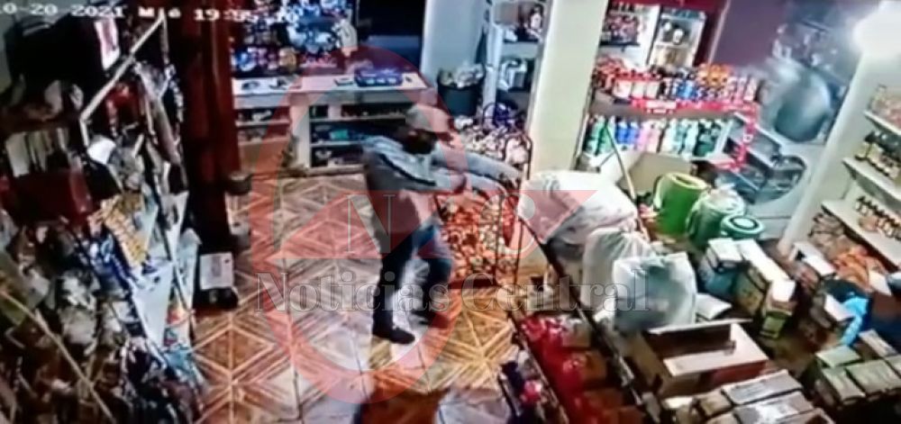 Asaltantes armados se llevan la recaudación de una despensa en Jardín Aurora