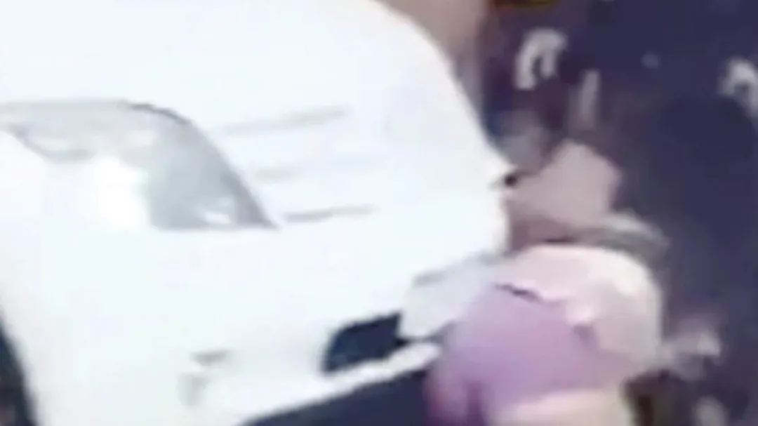 Mujer arrollada en gresca está grave en hospital