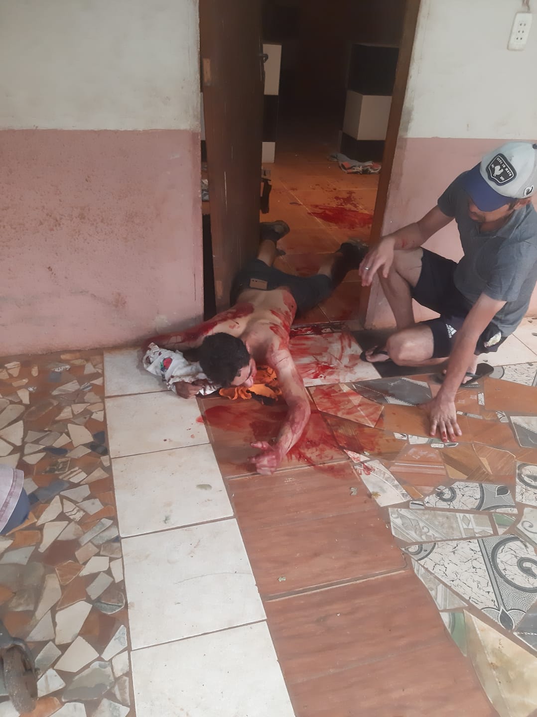 Rompió de un puñetazo una ventana de su casa para entrar y casi murió desangrado