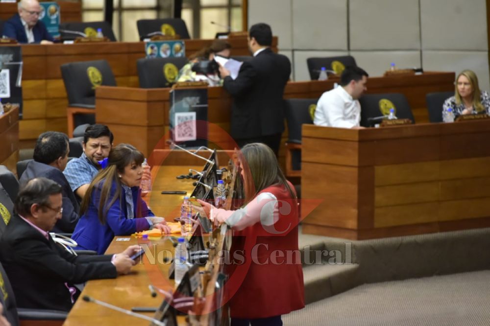 Diputados debaten por tercer día sobre juicio político a Sandra Quiñónez