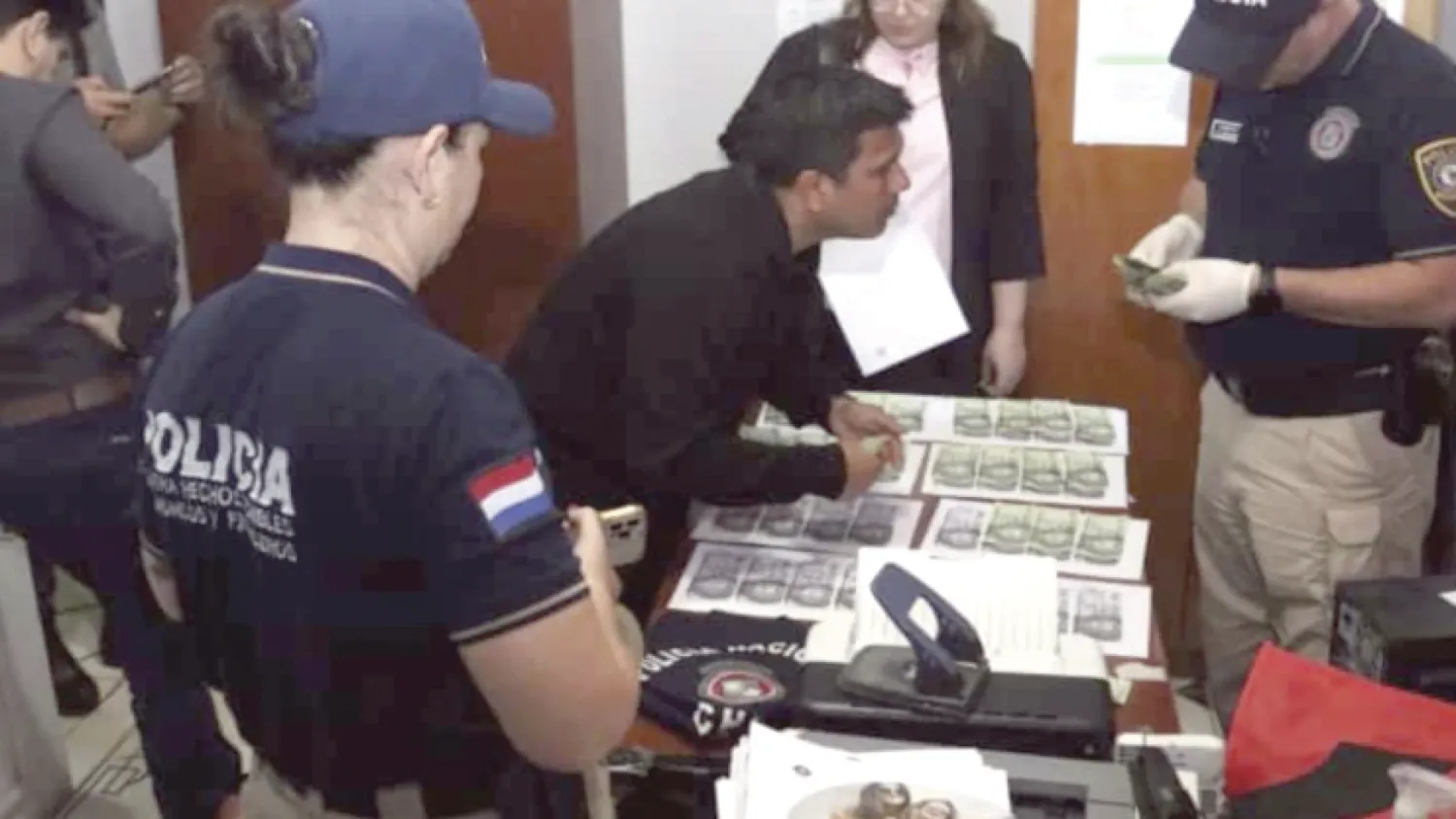 "Caen fiscal y su asistente por cobrar coima de G. 7 millones