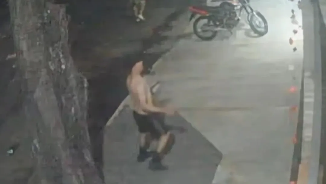 Caos en Sajonia por el superclásico: Disturbios, hinchas armados y un policía en el hospital