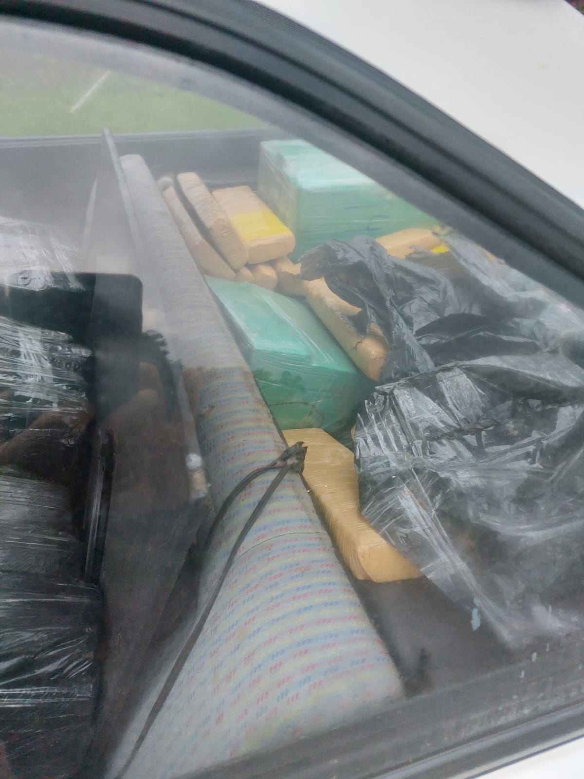 Abandonan vehículo con 118 kilos de marihuana en Zanja Pytã