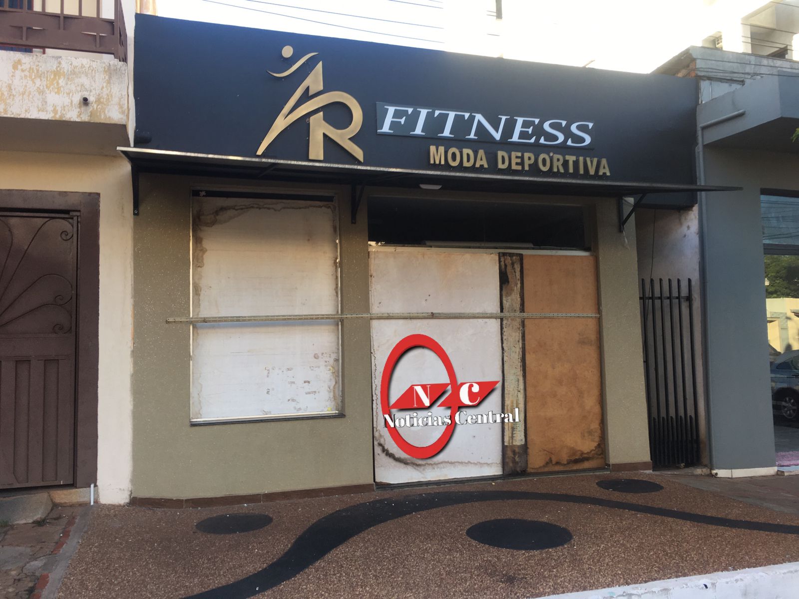 "Rociaron" a balazos tienda deportiva en PJC