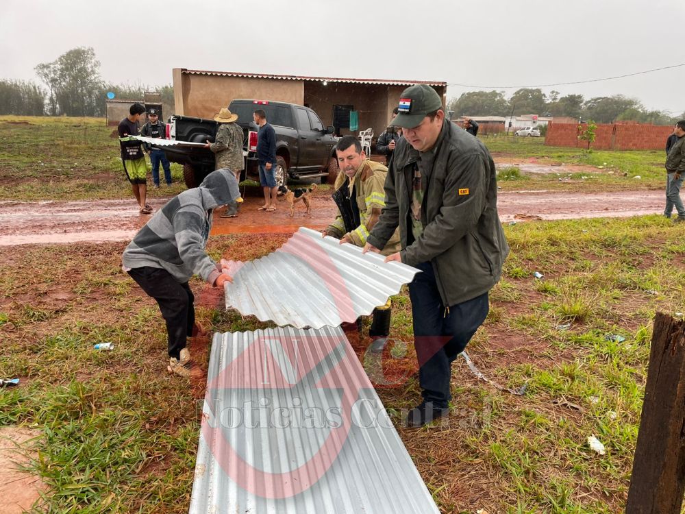 Diputado asiste a familias que perdieron sus casas durante temporal