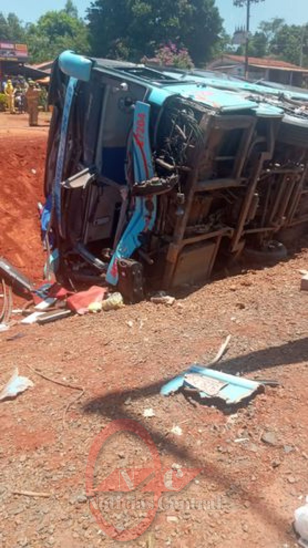 Colectivo de larga distancia se volcó en Coronel Oviedo