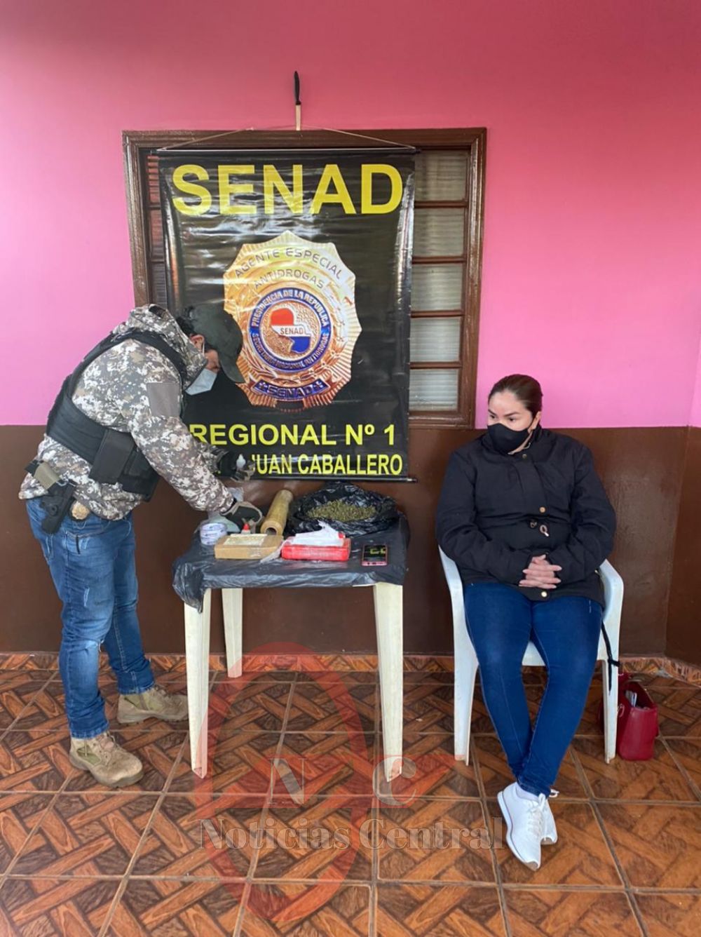 Mujer detenida con casi 2kg de cocaína y capullos de marihuana