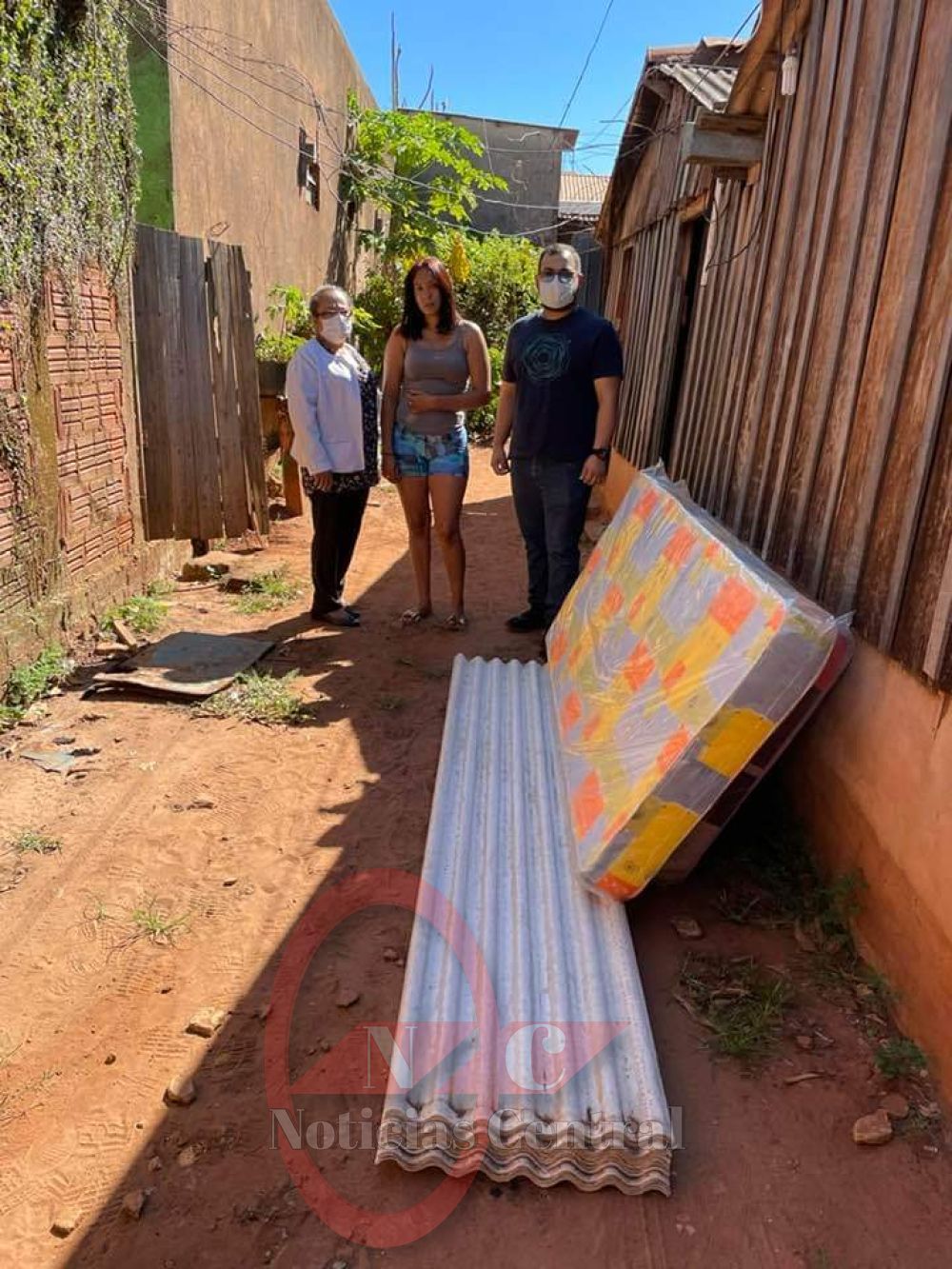 Diputado Acosta ayuda a familia cuya casa fue incendiada