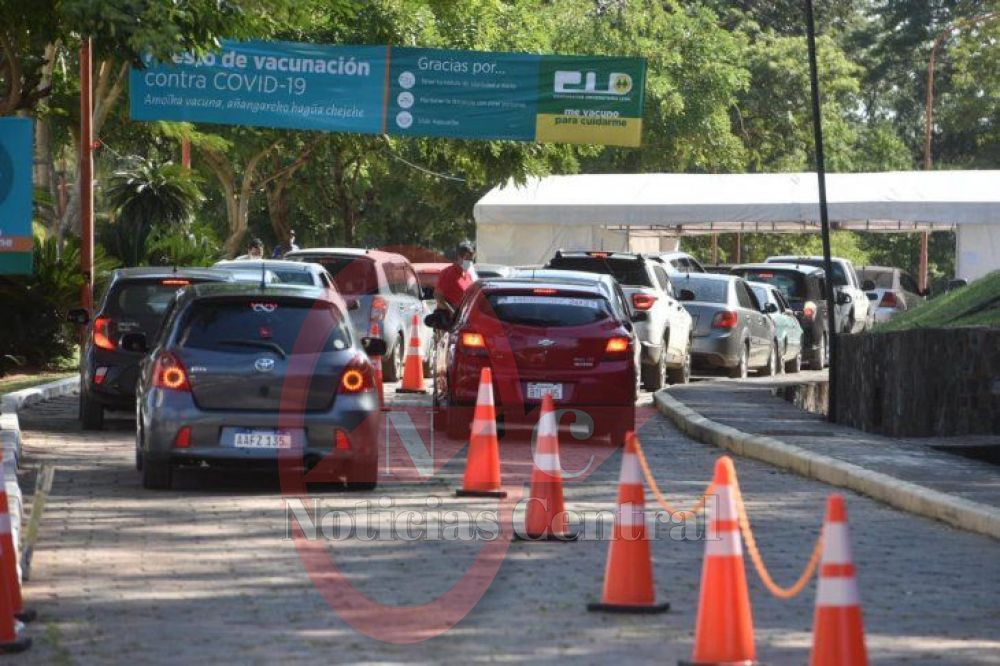 Salud hace "una pausa" en varios vacunatorios ante escasez de vacunas anti-Covid