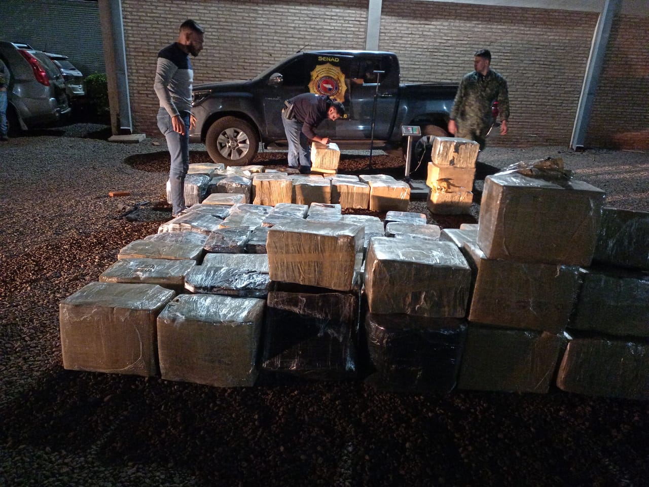 SENAD interceptó un camión que transportaba marihuana entre postes de madera en Cruce Bella Vista