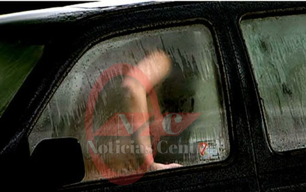 Pareja fue pillada en pleno “ku otro”, quisieron sobornar a la poli y terminaron presos