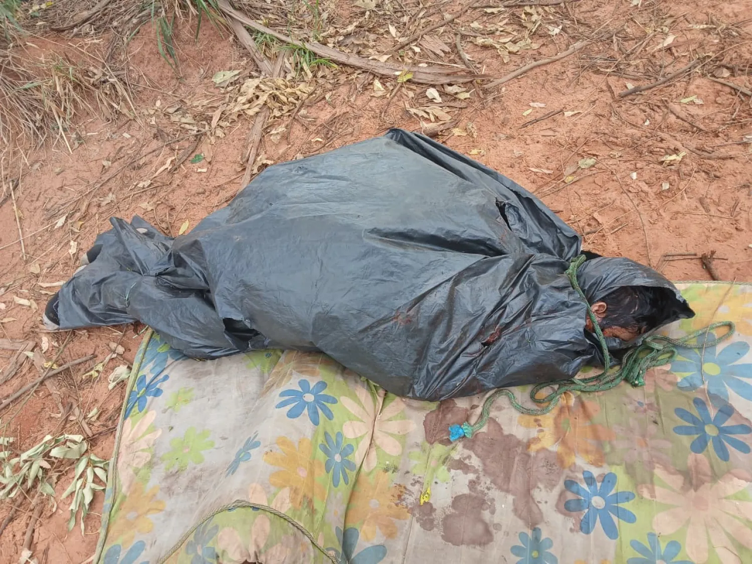 Hallan cadáver maniatado y envuelto en una carpa en Zanja Pytã