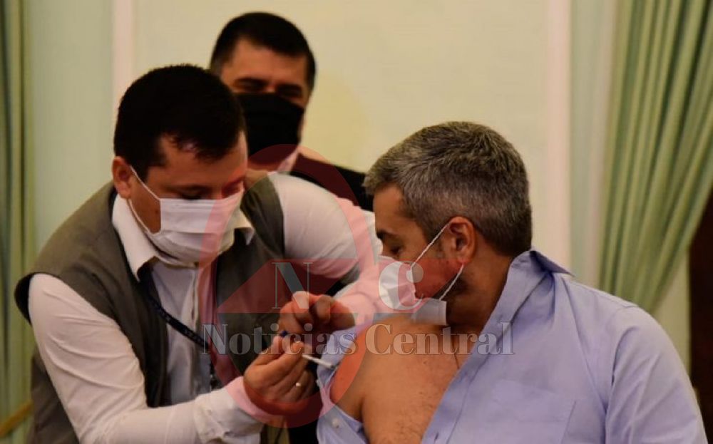 Salud lanza campaña contra la influenza y aplica primera vacuna a Mario Abdo