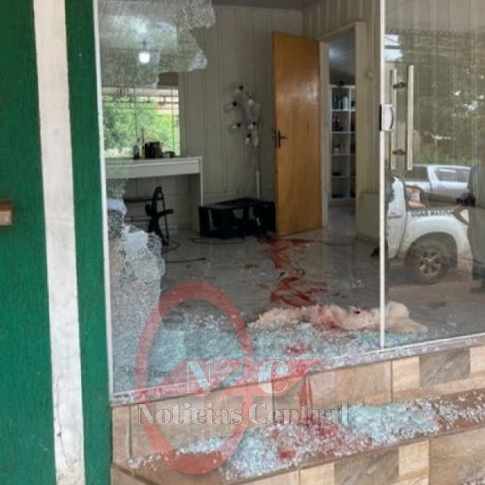 Acribillan a estilista en su salón de belleza en Bado