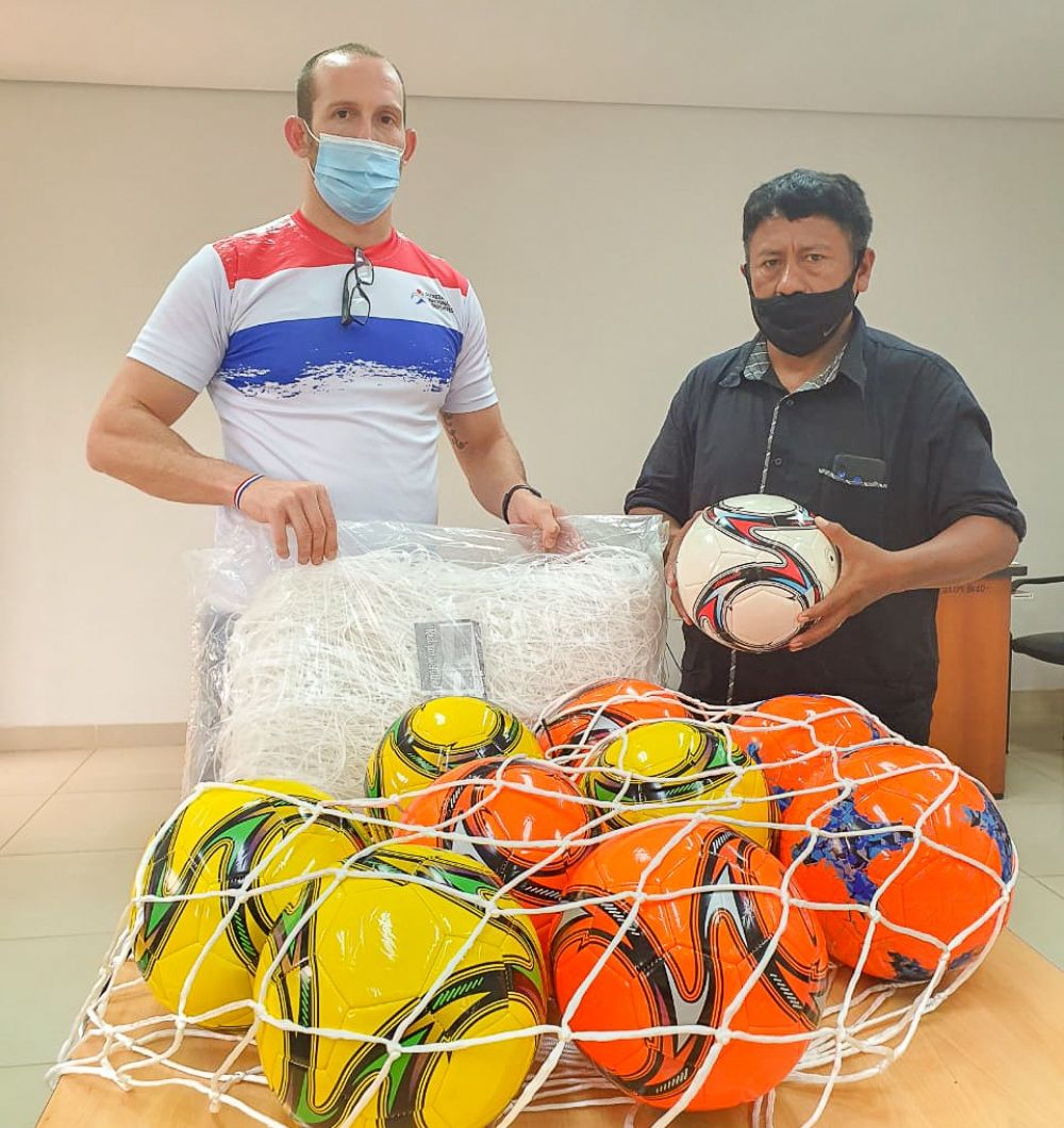 Comunidad indígena de Loma Plata recibe implementos deportivos