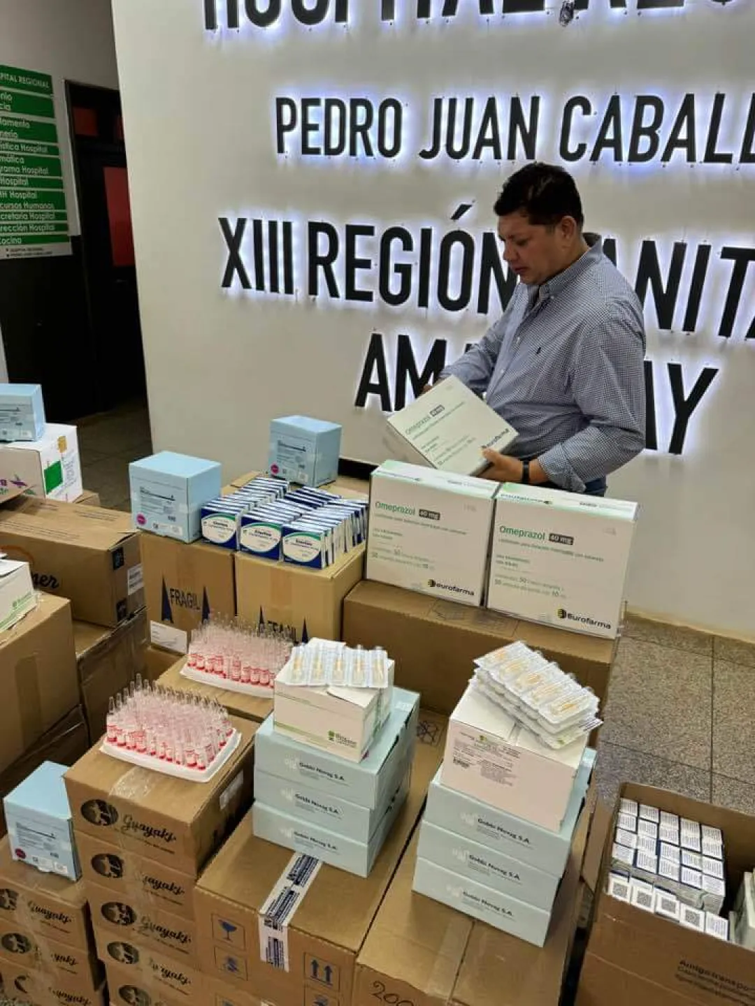 Gobernador realiza entrega de medicamentos por valor de 300 millones de guaraníes al Hospital Regional