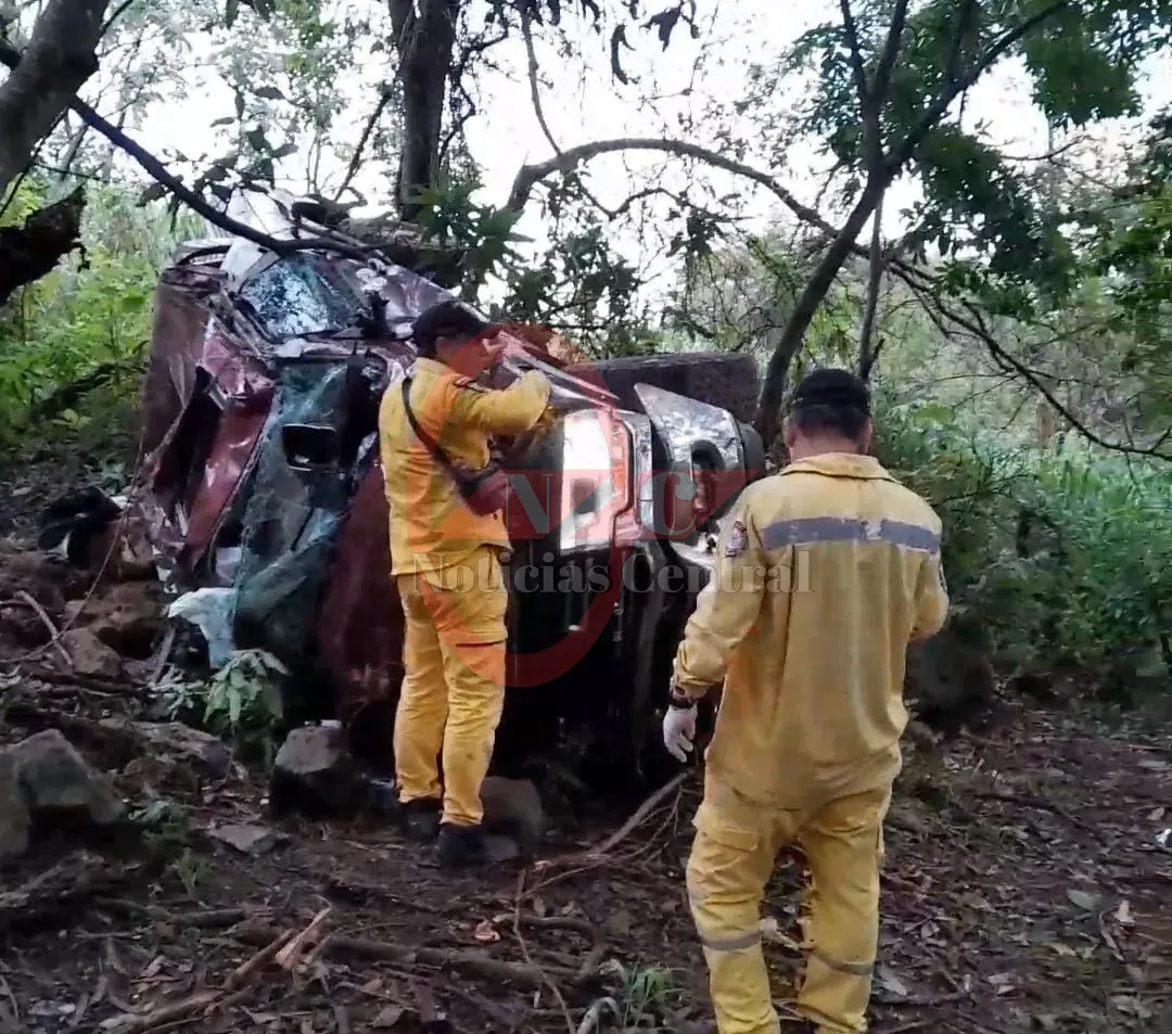 Camioneta vuelca al costado de la ruta PY05 tras perder el control y ocupantes salen ilesos