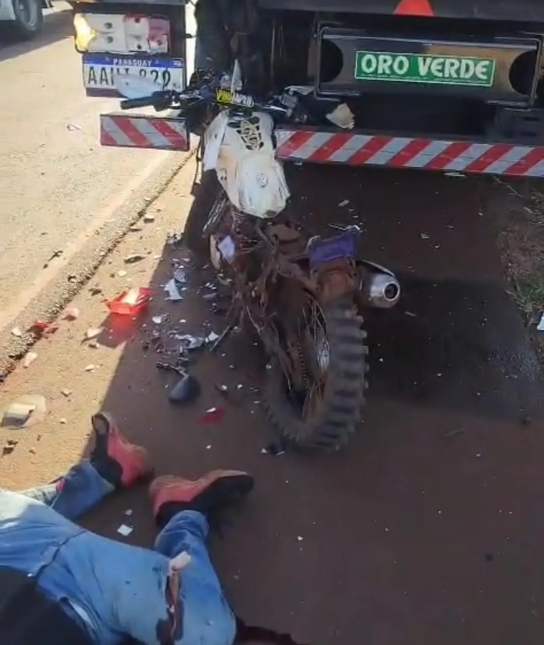 Motociclista fallece tras impactar contra camión estacionado en la Ruta PY05