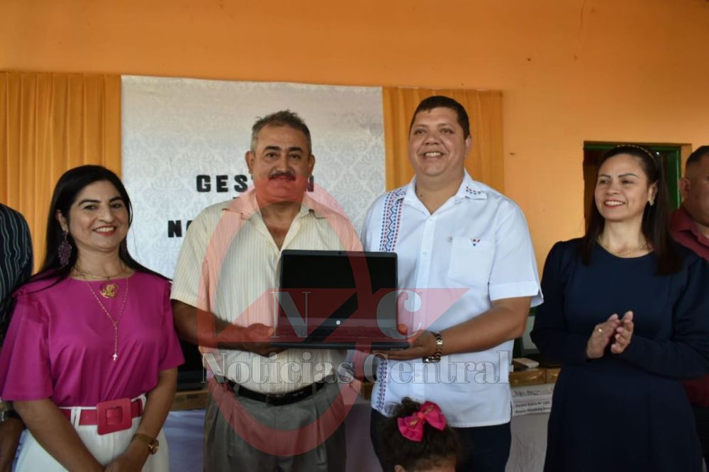 Diputado Juancho Acosta entregó 20 notebooks con internet a escuelas de Amambay