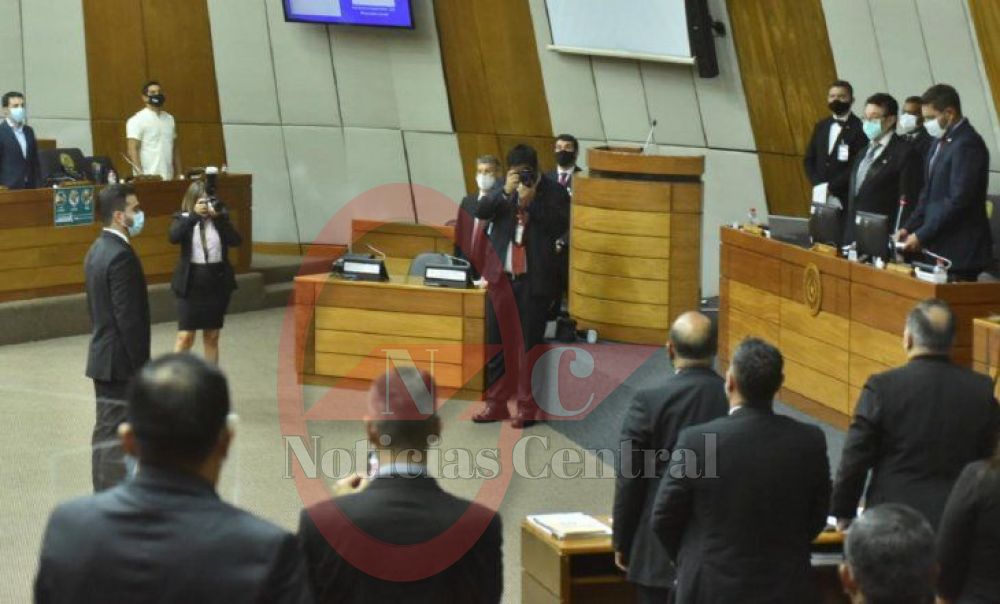Jura reemplazo de Robert Acevedo en la Cámara de Diputados