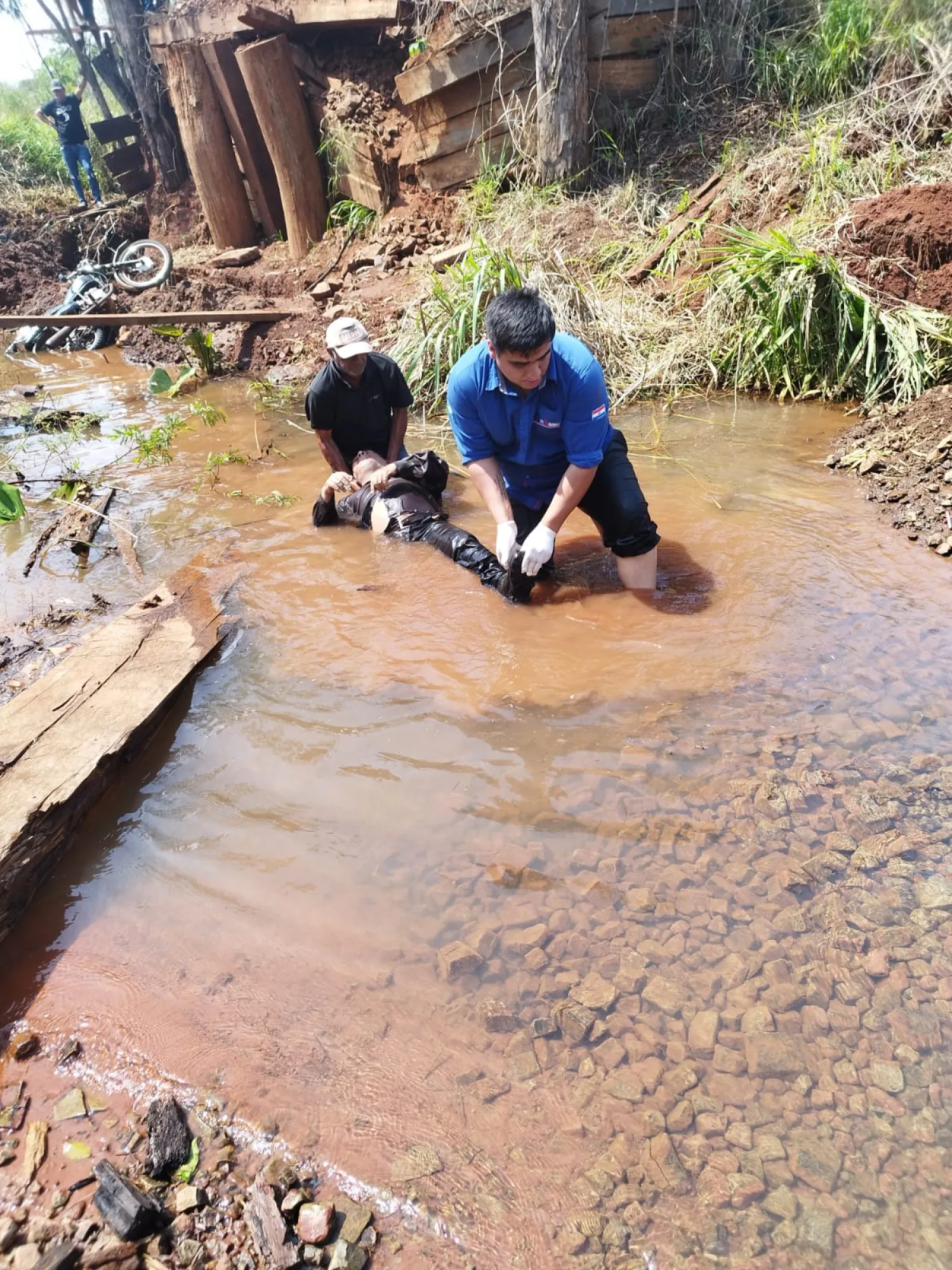 Motociclista pierde la vida tras caer de un puente en construcción en Cerro Corá