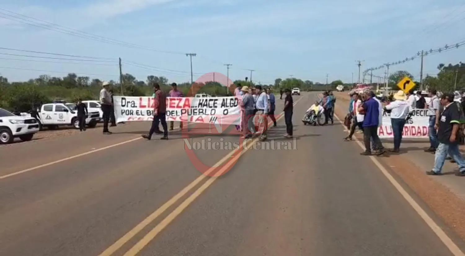 Familiares de camionero fallecido protestan y reclaman reparación del puente Nanawa