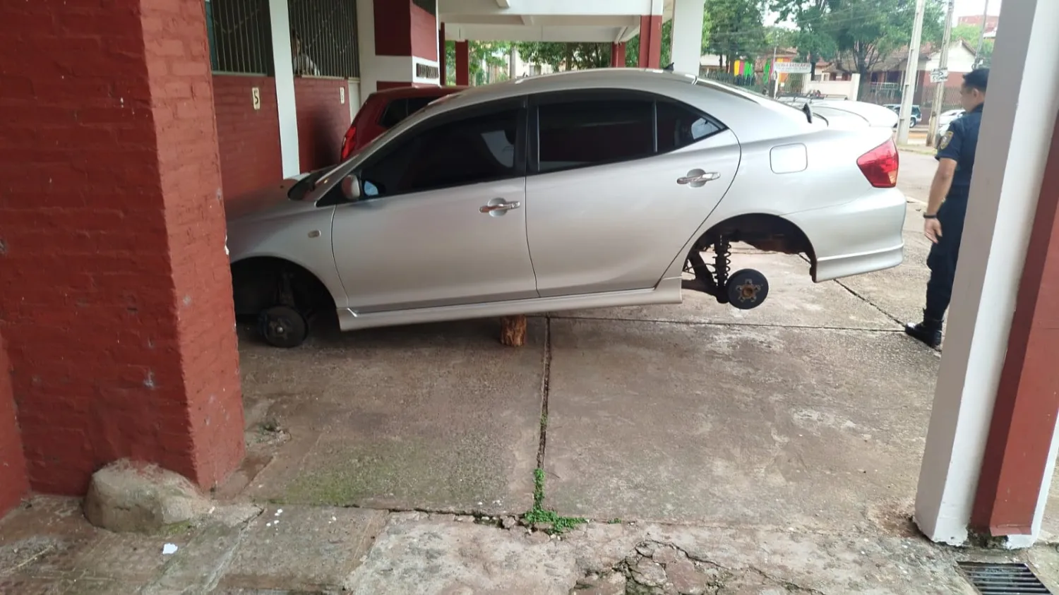 Encarnación: amaneció con su auto “en tacos” tras robo de las cuatro ruedas en Ka’aguy Rory