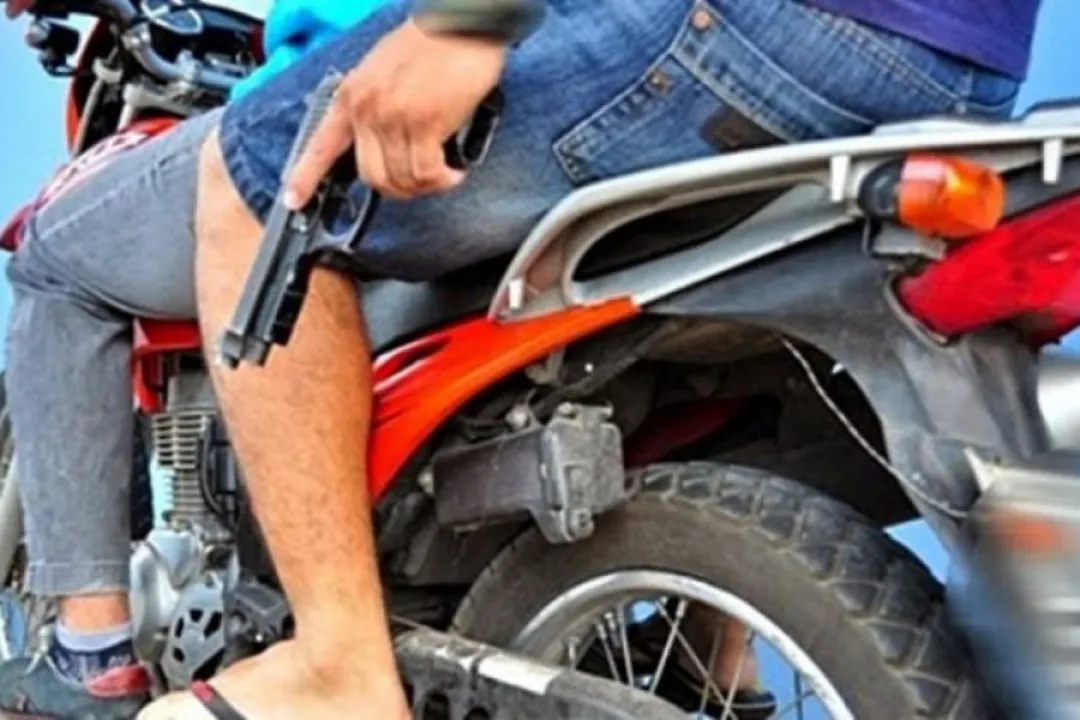 Violento asalto: delincuentes provocan choque para robar motocicleta