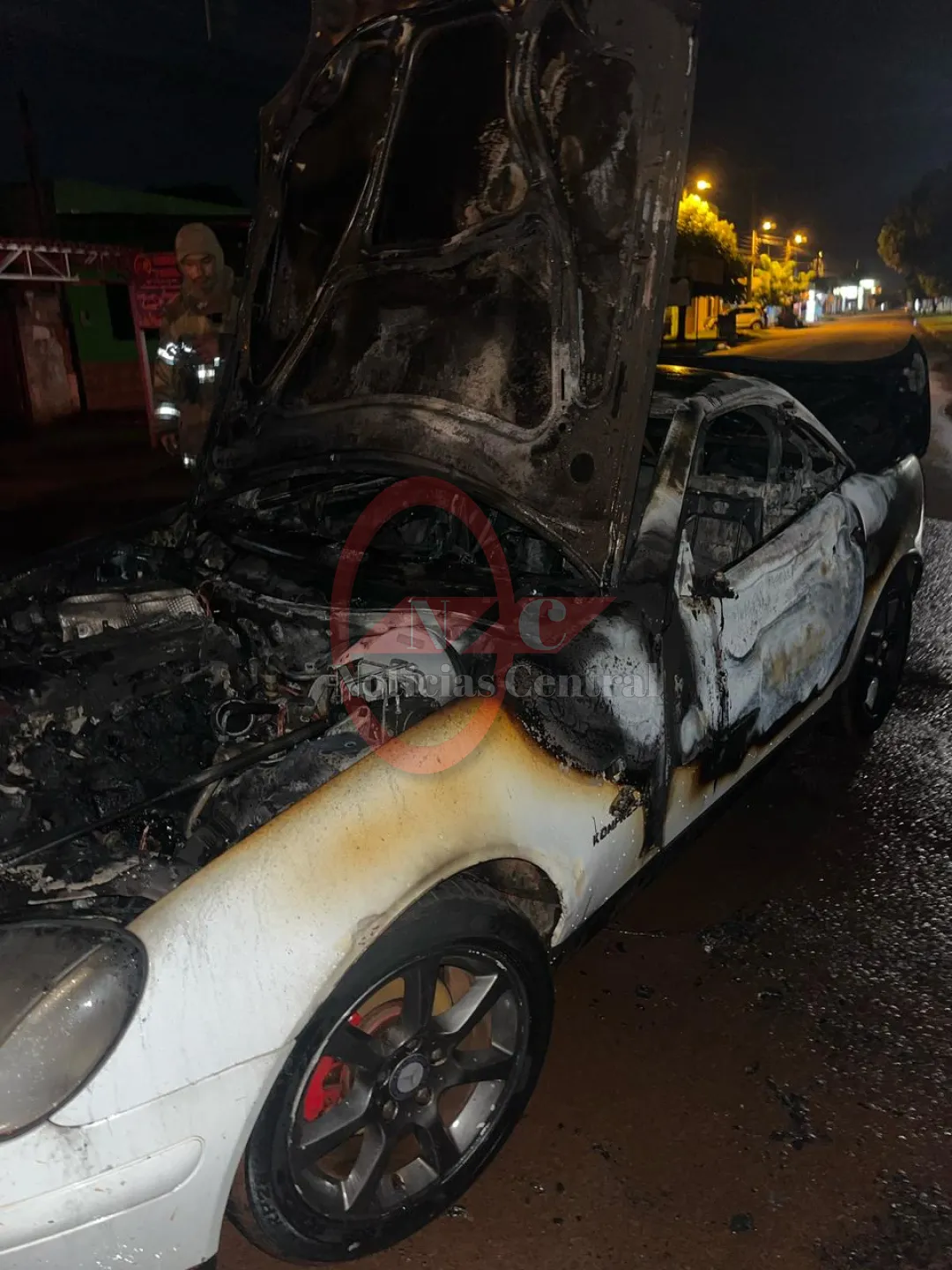 Dos hombres incendian intencionalmente un automóvil en Pedro Juan Caballero