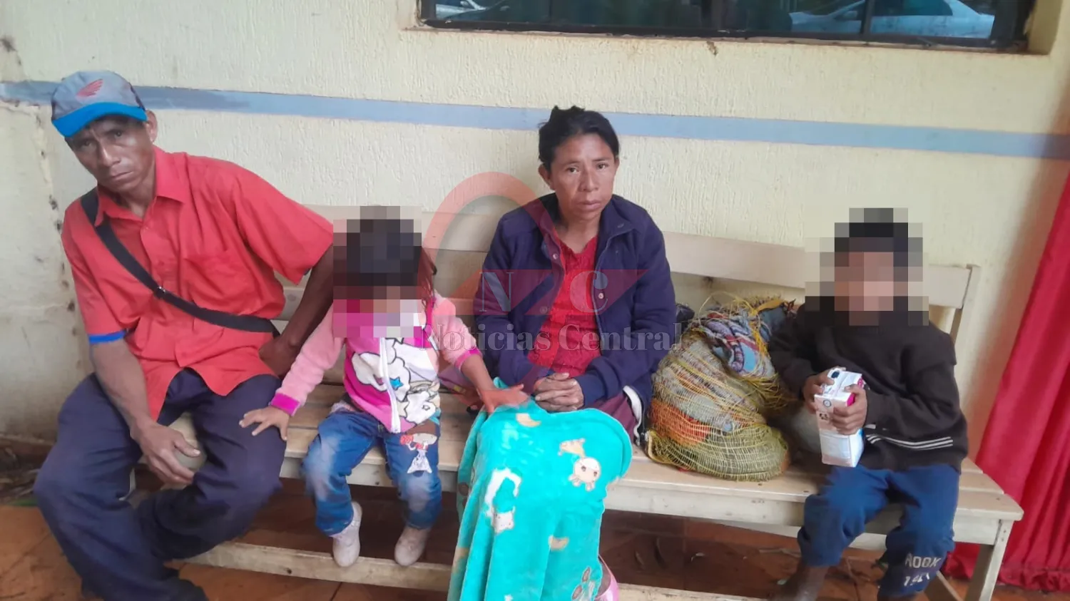 Familiares de guardia detenido piden apoyo a empresa de seguridad y supermercado