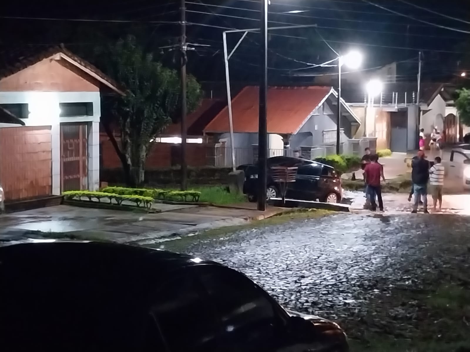 Tras persecución policial, sujetos armados en un vehículo chocan por una columna y huyen a pie