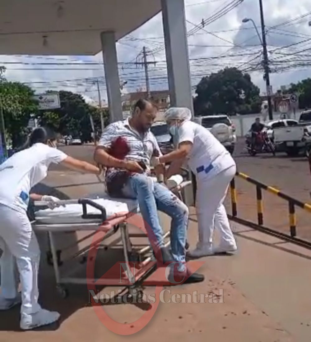 Brasileño sufre atentado y logra llegar ensangrentado hasta una clínica privada