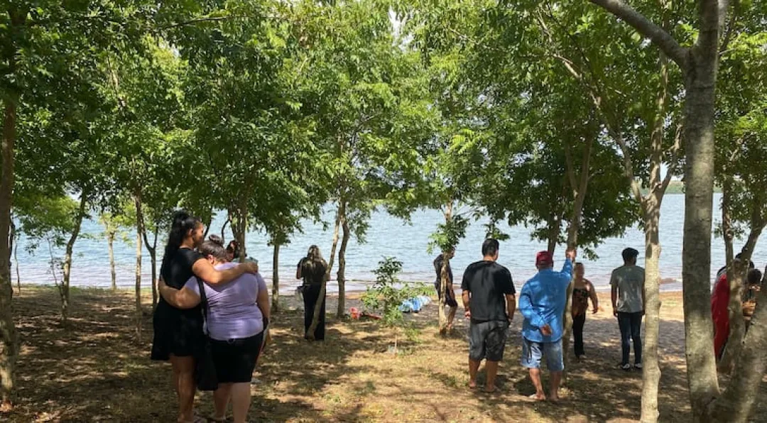 Madre muere ahogada al intentar salvar a sus hijas: una niña sigue desaparecida