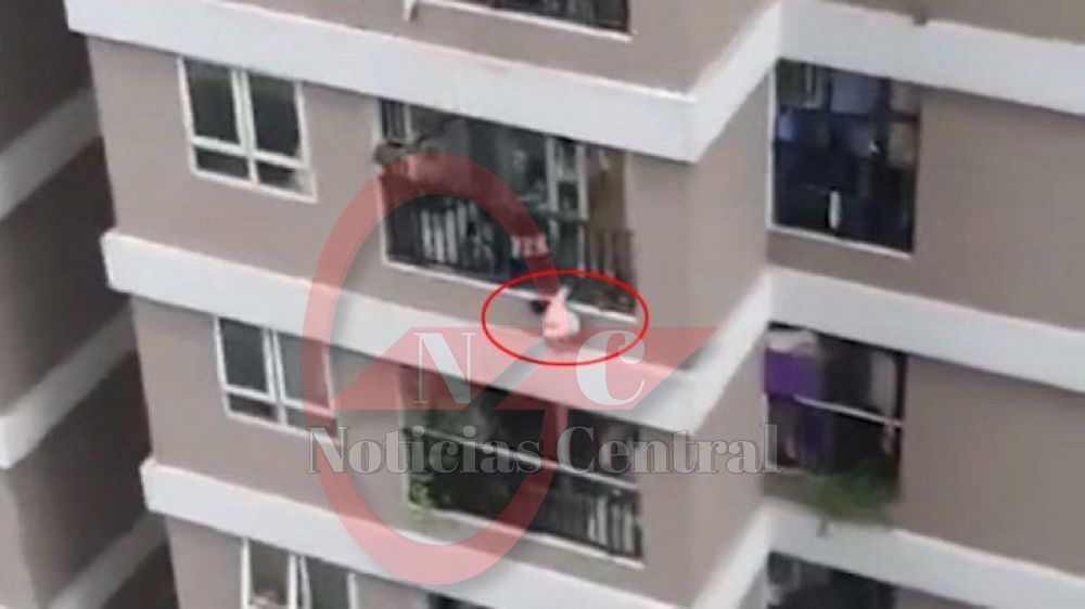 Un repartidor salva a una niña que cayó de una altura de 12 pisos en Vietnam