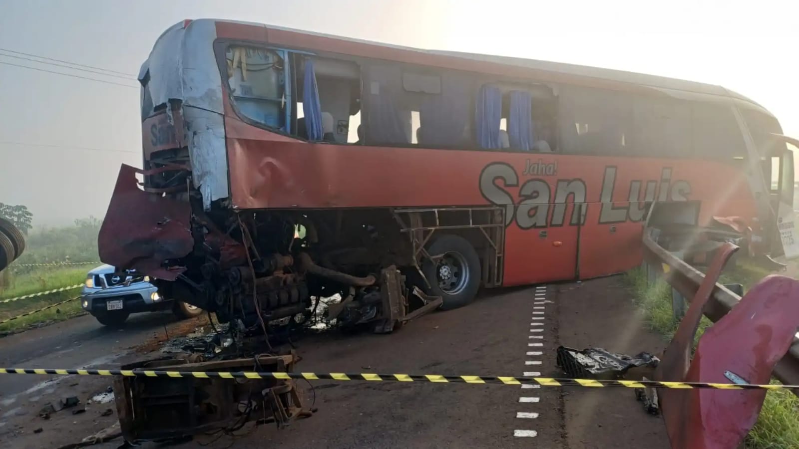 Choque de camión contra un bus de pasajeros deja tres fallecidos en Caaguazú