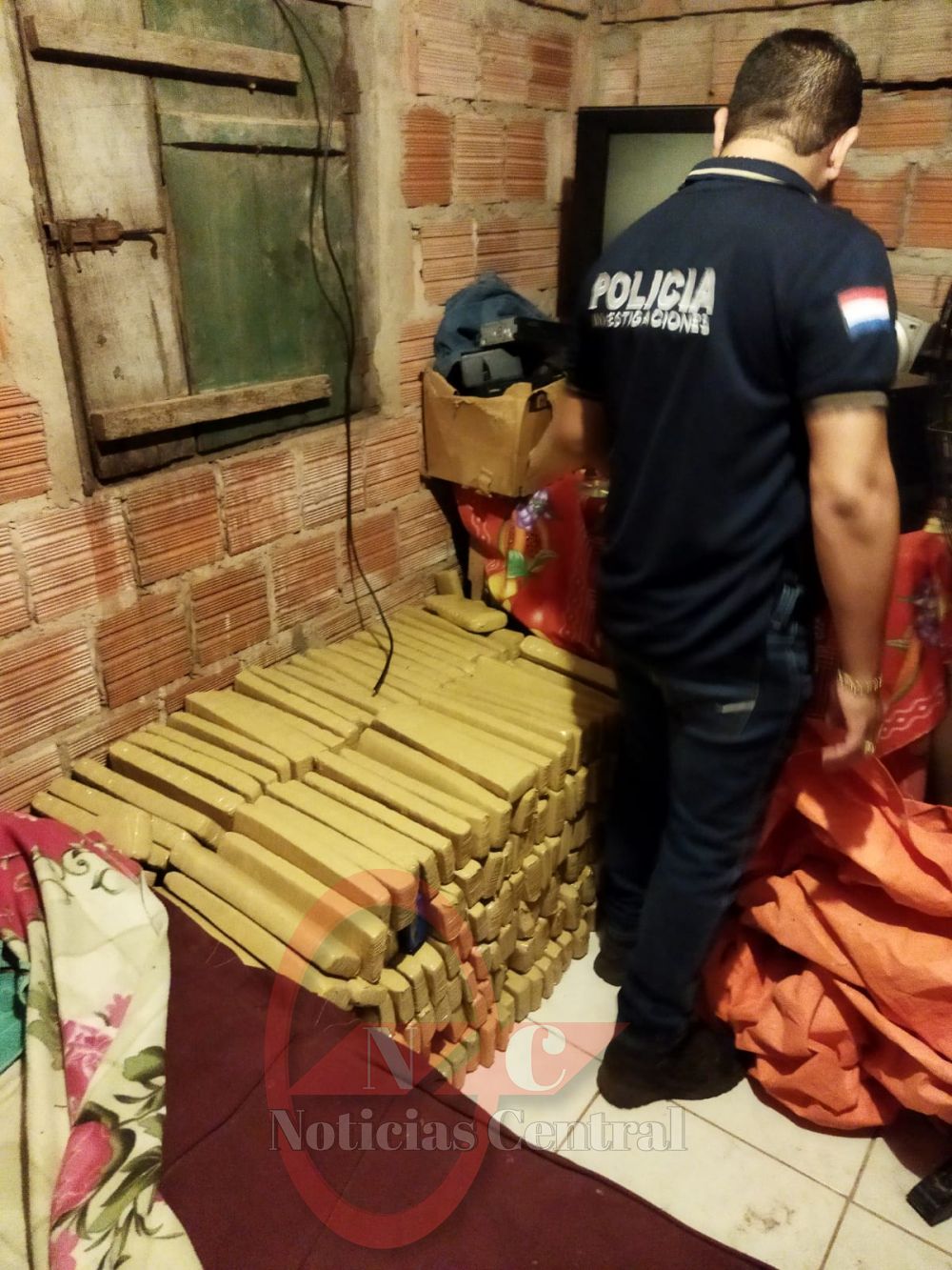 Dormía con 401 panes de marihuana en su dormitorio