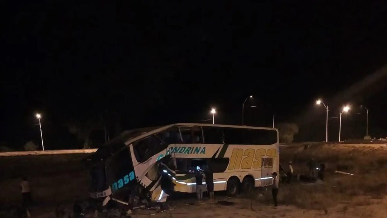 Brutal choque de bus en rotonda de la Transchaco deja fallecidos y varios heridos