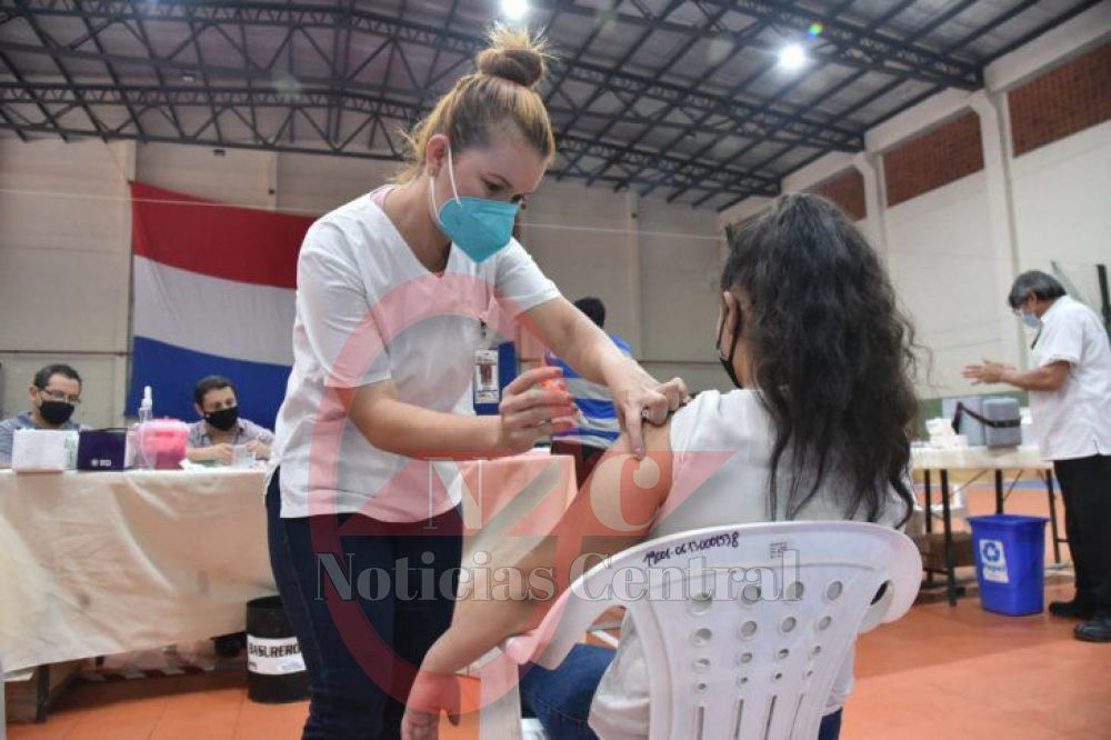 Salud prevé aplicar tercera dosis y vacunar a niños contra el Covid-19